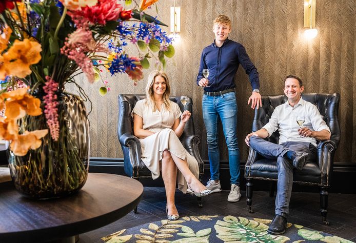 Oscar Poort (midden) runt samen met Linda van den Berg en Sven Schreuder het nieuwe hotel in het huis van Tromp.