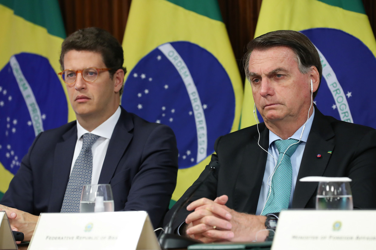 De Braziliaanse president Jair Bolsonaro (rechts) en zijn minister van milieu Ricardo Salles. Beeld Reuters