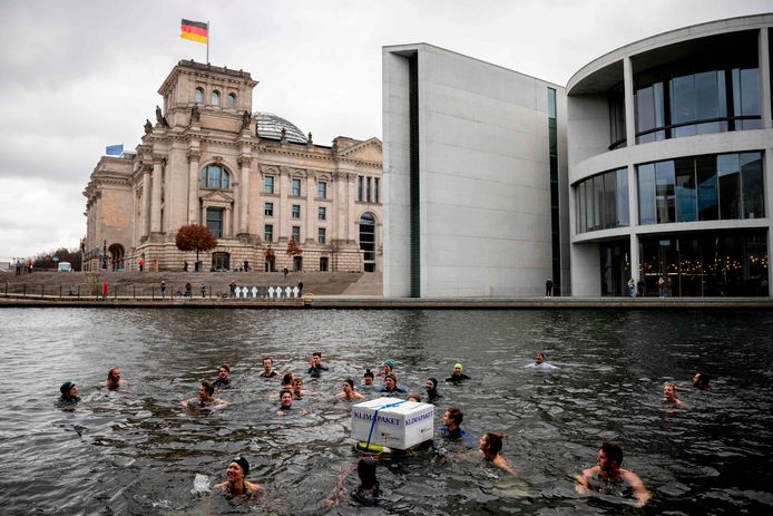In november sprongen activisten van de BUNDjugend in de rivier de Spree aan de Bundestag met een symbolisch ‘klimaatpakket’.