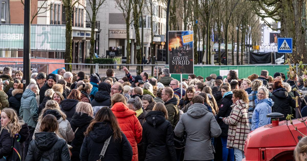 Eerste liefhebbers verdringen zich bij de ingang van Passionterrein in Zeist The Passion in
