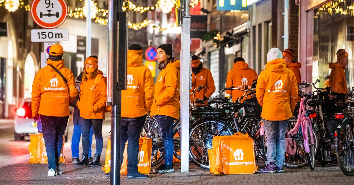 Zij mogen wél: werktijden koeriers Thuisbezorgd zelfs uitgebreid tijdens avondklok | Dordrecht | AD.nl