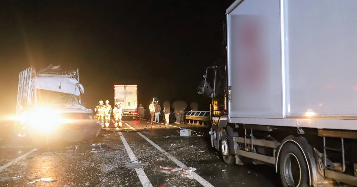 Ernstig ongeval op N320 bij Rijswijk, brug afgesloten en traumahelikopter ingezet.