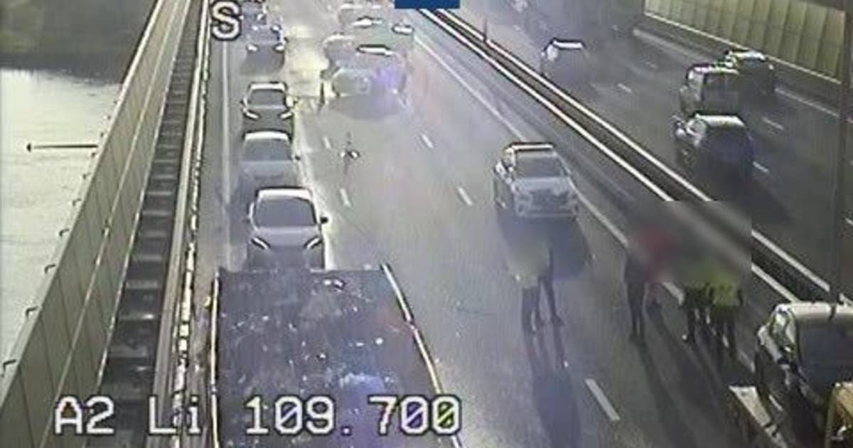 Flinke file A2 door ongeval met meerdere auto’s ter hoogte van de Maasbrug.