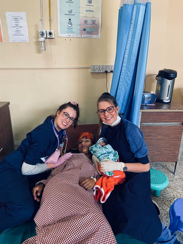 Solange Candeias (links) en haar vriendin en collega Ayla aan het werk als verloskundigen in Kathmandu. Een Nepalese moeder komt bij van de bevalling van een gezonde baby.