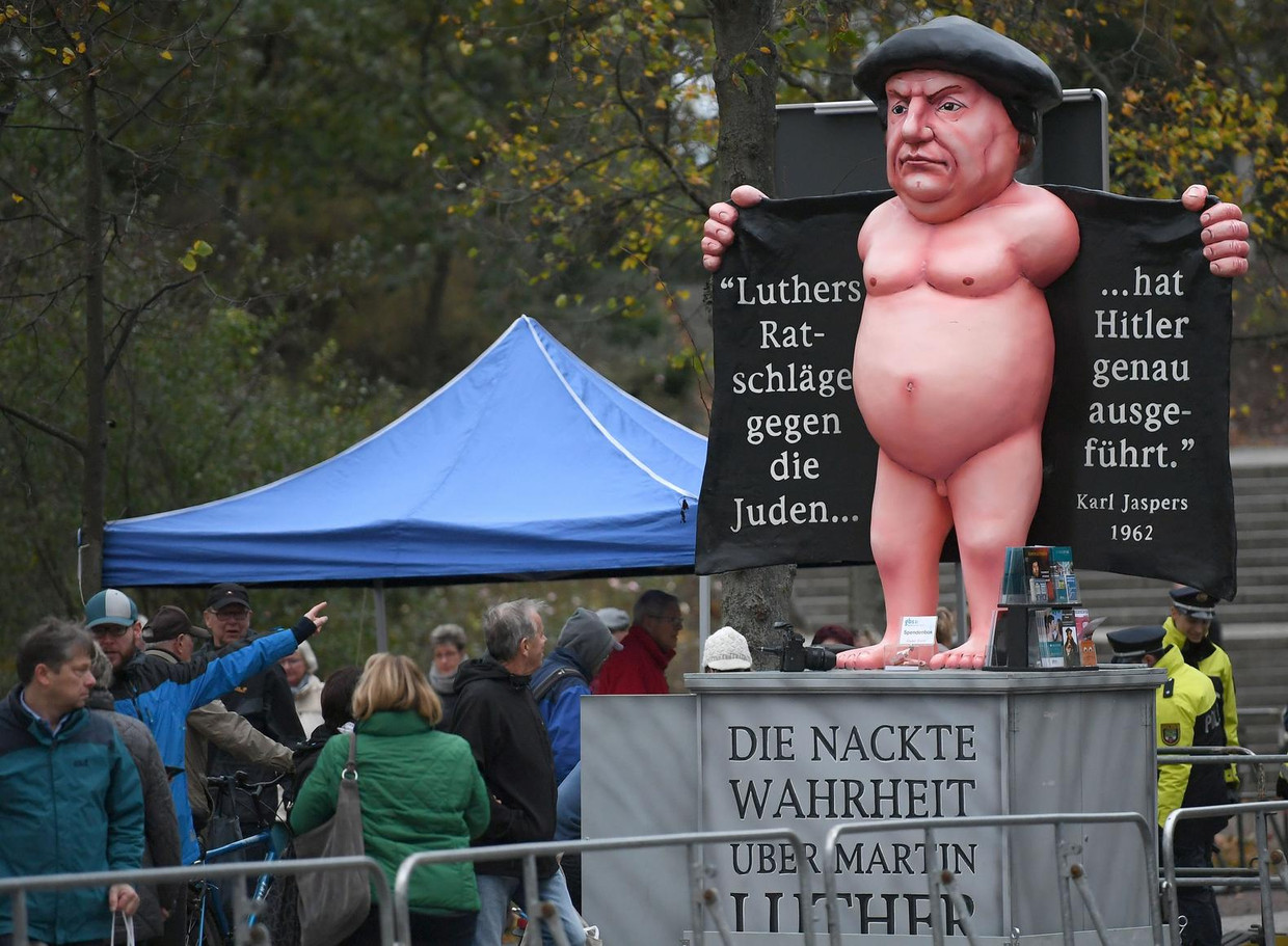 De naakte waarheid over Luther, volgens een protestbeeld. 'Luthers adviezen over het Joden heeft Hitler precies uitgevoerd.' Beeld afp