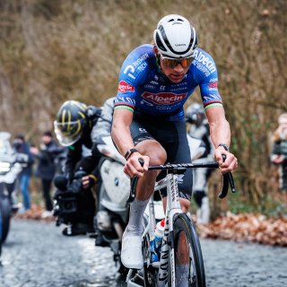 Bij zijn debuut in Omloop doet Mathieu van der Poel wat iedereen van hem verwacht: winnen