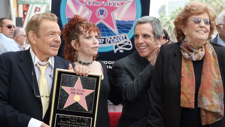 Anne Meare (rechts) met echtgenoot Jerry Stiller (links) en hun kinderen Ben en Amy Stiller in 2007 bij de uitreiking van de ster op de Hollywood Walk of Fame. Beeld AFP