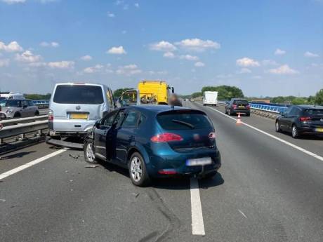 File door ongeluk met drie voertuigen op A50 bij Ravenstein