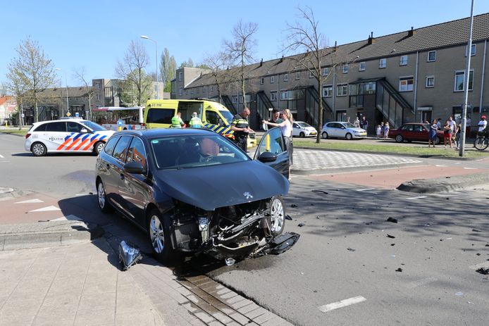 Ravage na botsing op Karel de Grotelaan in Eindhoven.