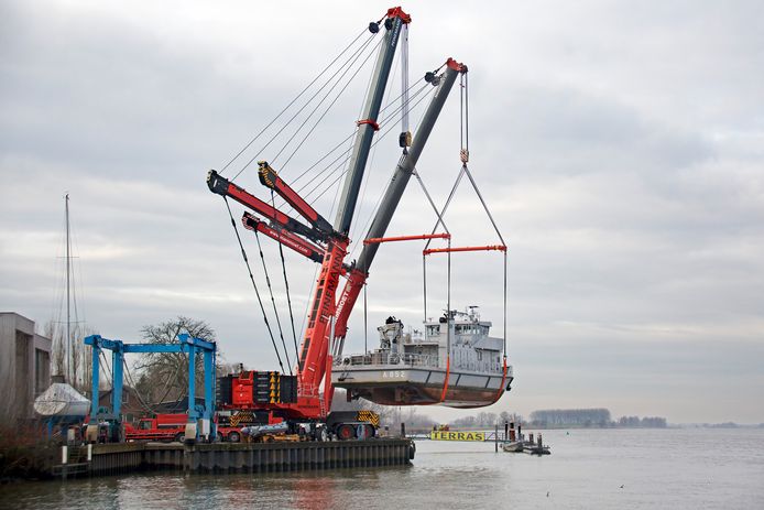 Het marineschip Argus wordt uit het water gehesen bij scheepswerf Van der Hoeven in Drimmelen. Het 230 ton zware schip gaat hier twee maanden in onderhoud.