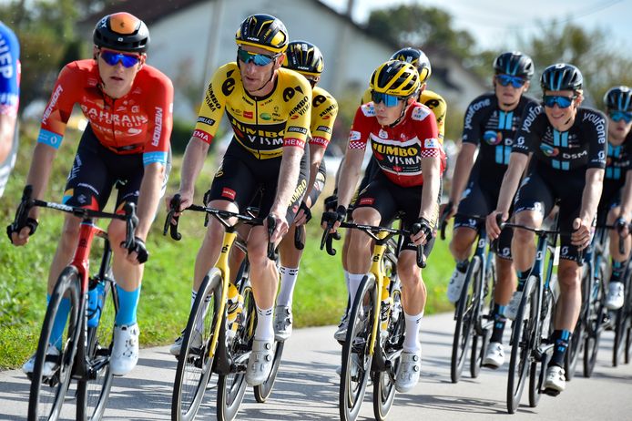 Matej Mohoric (l) tijdens de slotetappe met Jos Van Emden en Jonas Vingegaard in zijn wiel