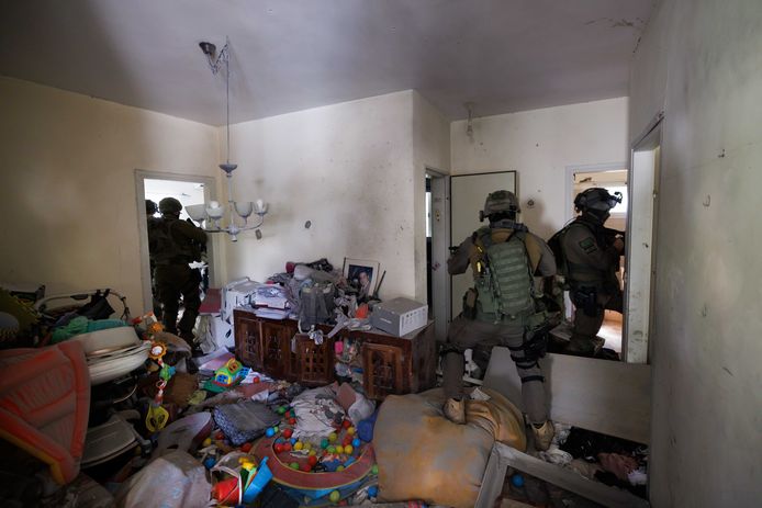 Израильские солдаты осматривают дом в Кафр Аззе.
