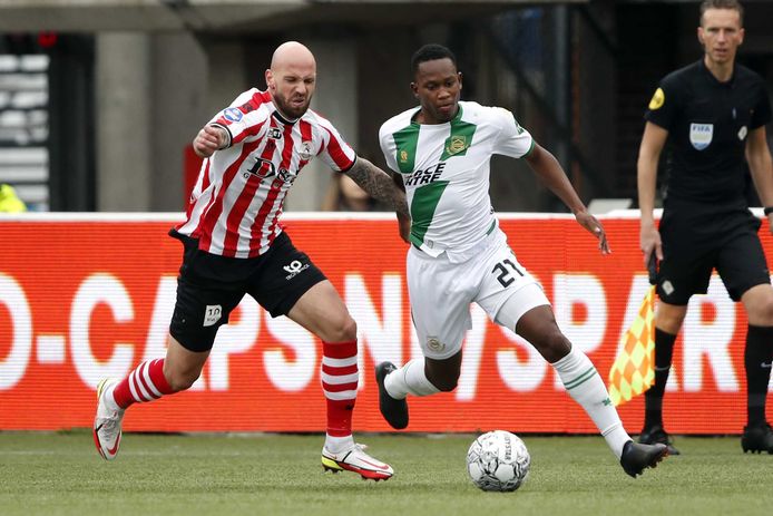 Bryan Smeets in duel met Neraysho Kasanwirjo van FC Groningen.