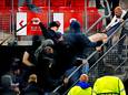 AZ-supporters op de trap richting de tribune met fans van West Ham.