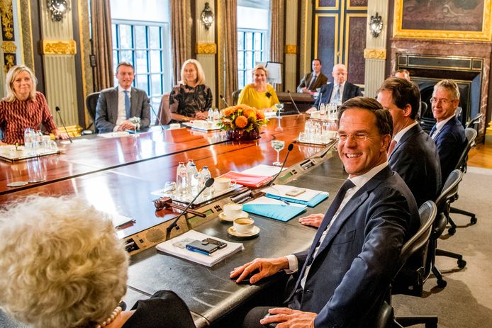 Premier Mark Rutte zit de eerste ministerraad van het nieuwe kabinet Rutte III voor in de Treveszaal op het Binnenhof. ROBIN UTRECHT