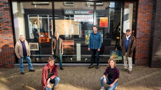 Kunstenaars exposeren werk in etalage in centrum Barneveld