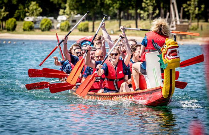 Drakenbootraces in Eersel: racen in een kleurrijke boot met een ...