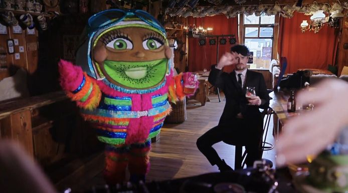 'Skiwi' van 'The Masked Singer' in bierstube De Wettel in Ninove.
