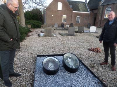Bijzondere graftrommels op begraafplaats Babyloniënbroek in ere hersteld