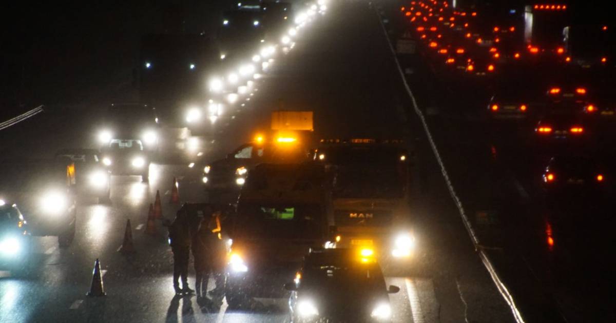 Monsterfile op A28 na ongeluk bij Staphorst, twee rijstroken dicht.