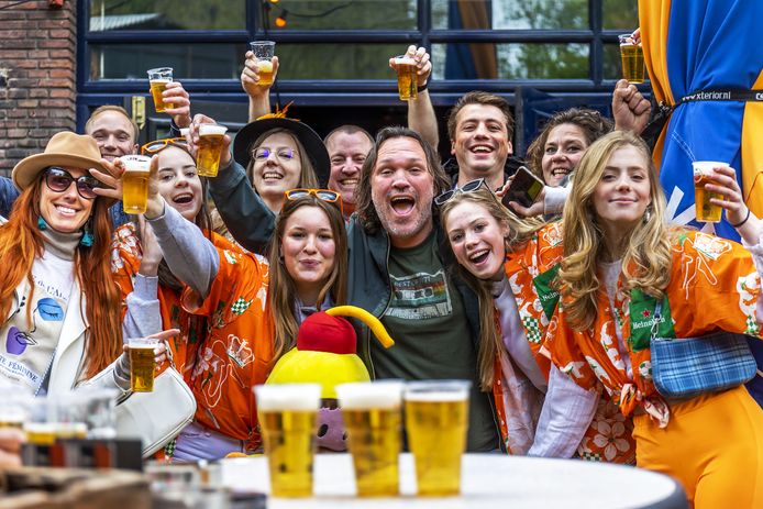 Marco Terlou, eigenaar van Lebowski, (groen shirt in het midden) viert feest tussen de hossende feestgangers.