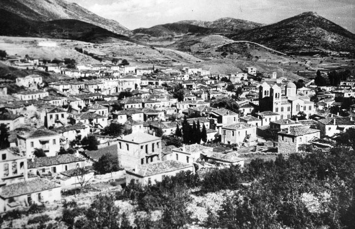 Een SS-divisie pleegde op 10 juni 1944 een bloedbad in het Griekse Distomo. Na een aanslag van het verzet gingen de nazi’s als vergelding van deur tot deur en vermoordden nagenoeg alle dorpsbewoners. Zeker 214 Grieken lieten het leven.
