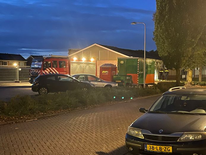 Bij een oude loods aan de Van Kollaan in Goor brak maandagavond brand uit.