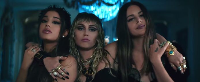 Ariana, Miley en Lana samen in hun videoclip.