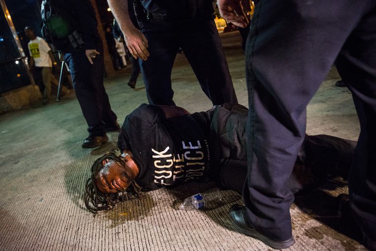 Een man wordt gearresteerd door de politie in Baltimore op zaterdag. Beeld getty