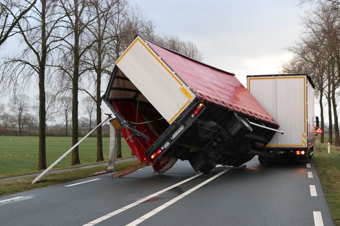 Een vrachtwagen is door de harde wind van dwesterstorm gekanteld op de Frieseweg. De vrachtwagen kwam gedeeltelijk op een passerende auto terecht.