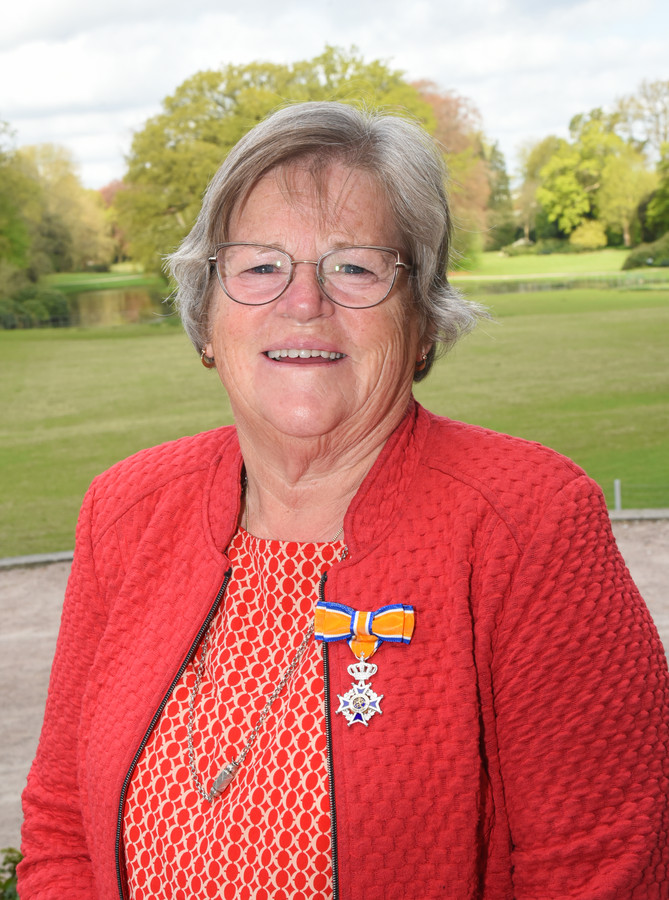 Margje Doze (69, Giethoorn) met haar lintje.