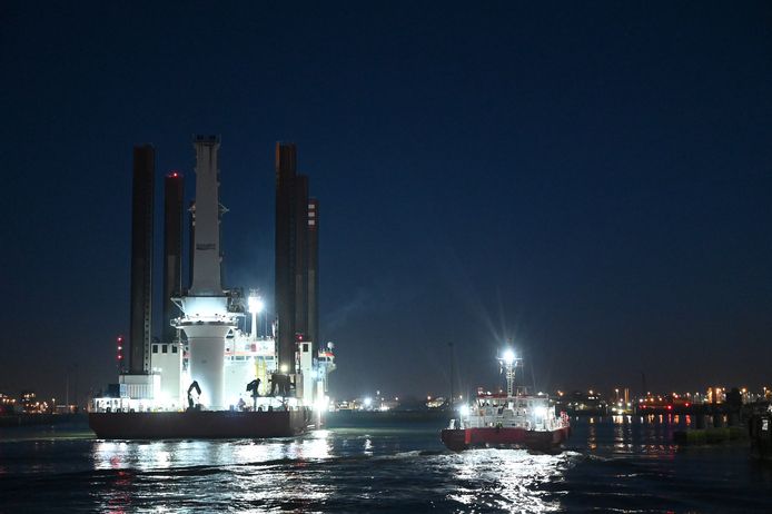 Gisterenavond voer de MPI Adventure de Oostendse havengeul binnen
