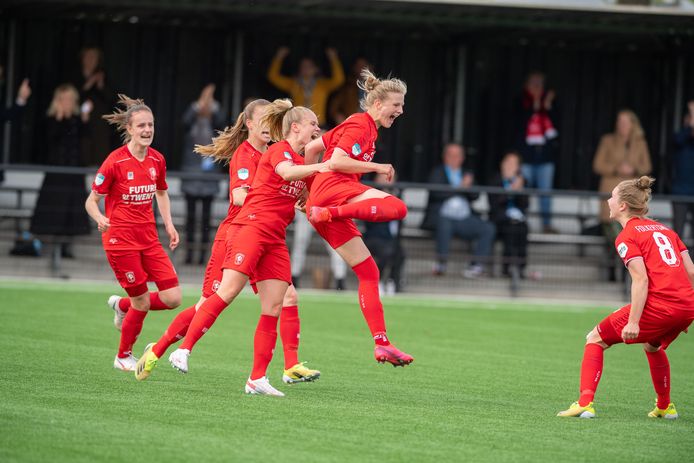 Anna-Lena Stolze maakt de winnende goal.