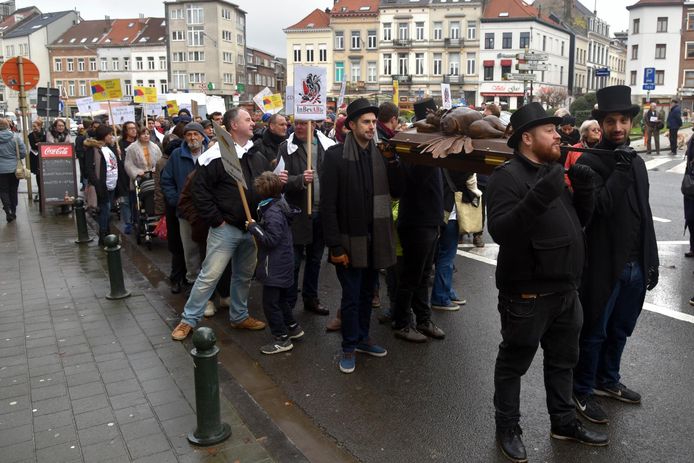 Buurtbewoners en cafébezoekers daagden massaal op voor de begrafenisstoet: ze dragen Le Coq symbolisch ten grave.