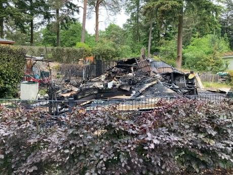In een paar minuten gaat het chalet van Hans (69) in vlammen op: ‘Enige waar mijn vrouw nog voor leeft’