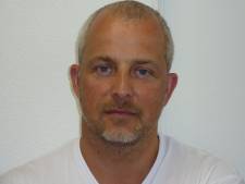 Eindredacteur Luc werd geknipt met latex handschoenen en steriele scharen