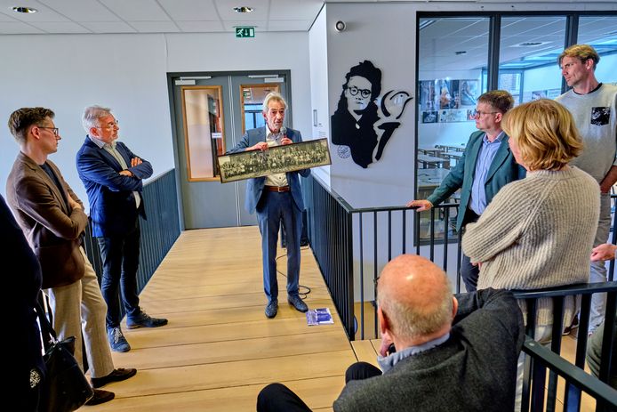 Dinsdag werd op het Johan de Witt-gymnasium het bord onthuld met een grafisch portret van verzetsvrouw Dina Barendregt.