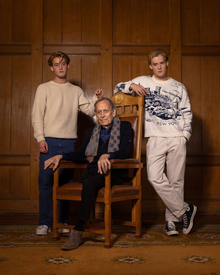 Met zoons Casper (links) en Sebastiaan. ‘Ik zie dat ik hun geluk niet belemmer met ziek zijn.’ Beeld Jonathan Herman