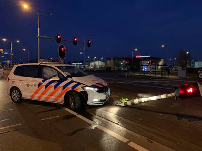 Politiewagen met spoed ramt verkeerslicht bij Velddriel