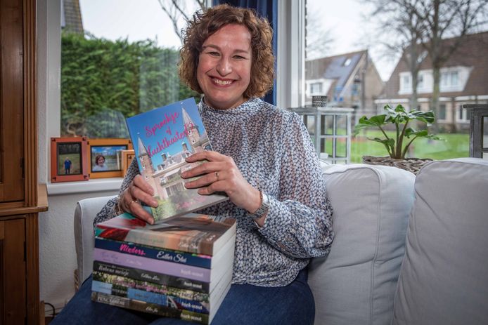 Esther Stui publiceerde in krap drie jaar tijd al acht romans. 'Sprookje of luchtkasteel?' is haar nieuwste.
