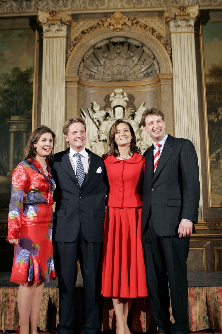 Prins Pieter-Christiaan en Anita van Eijk (links) maken in Paleis Het Loo in Apeldoorn hun verloving bekend. Tegelijkertijd maakte ook prins Floris (rechts), de jongere broer van Pieter-Christiaan, zijn verloving met en Aimee Sohngen bekend. 25 februari 2005. Beeld ANP /  ANP