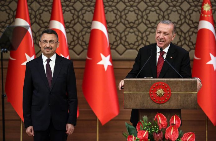 De Turkse president Recep Tayyip Erdogan presenteert de nieuwe vicepresident, Fuat Oktay.
