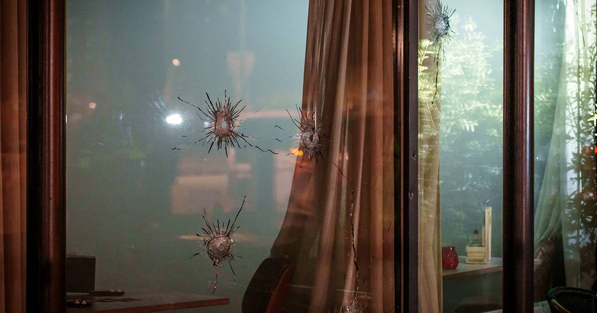 Café Ons Stekkie meerdere keren beschoten, ramen vol met kogelinslagen | 112 nieuws Rotterdam