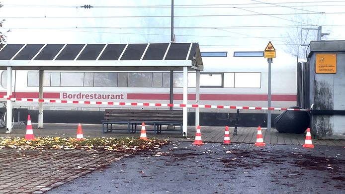 Op een trein tussen Regensburg en Nürnberg zijn verschillende mensen gewond geraakt bij een mesaanval. De trein staat stil in Seubersdorf in der Oberpfalz, de politie is in groten getale aanwezig.