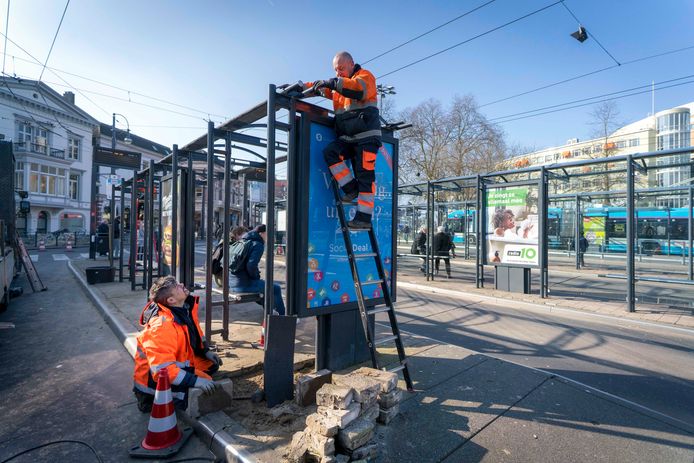 Perron B van het busstation op het Willemsplein in Arnhem krijgt een nieuwe abri. De vorige sneuvelde bij een botsing.