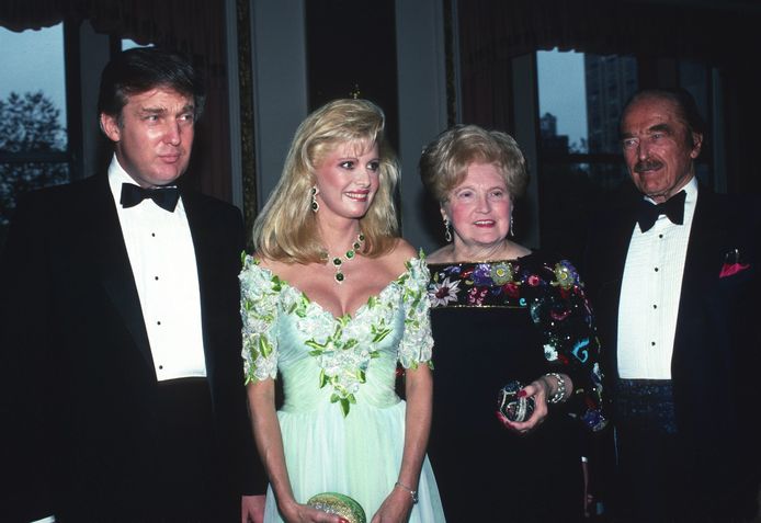 Donald Trump, wijlen Ivana Trump en de ouders van de voormalige president: Mary Anne Trump en Fred Trump, in 1989.