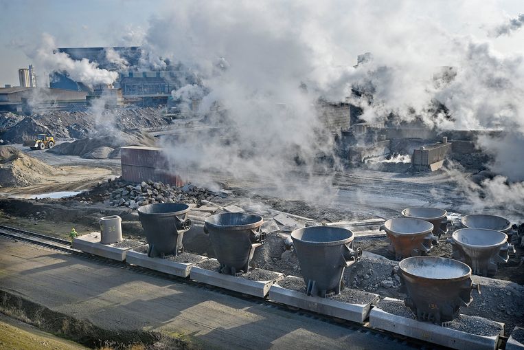 Tata Steel, de grootste klimaatvervuiler, is helemaal vrijgesteld van de heffing voor opslag van duurzame energie. Beeld Guus Dubbelman / de Volkskrant