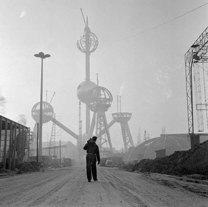 Een arbeider torst een gewicht naar het nog onafgewerkte Atomium. Het was de tijd van de heropbouw, twaalf jaar na de Tweede Wereldoorlog.