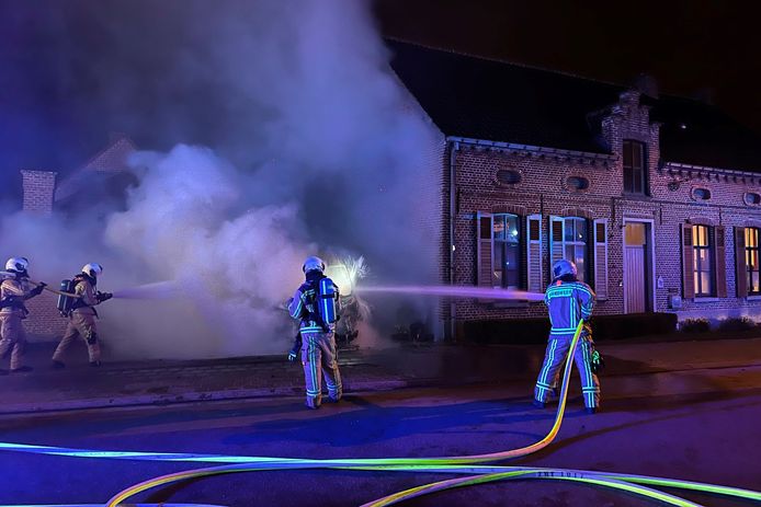 In de Hazenakkerstraat in Zonnegem werd maandagavond een bestelwagen in brand gestoken.