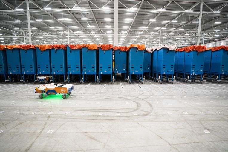 Het PostNL sorteercentrum, voorzien van diverse robots, is speciaal ingericht voor het sorteren en landelijk distribueren van kleine pakketten.  Beeld Jeroen Jumelet / ANP